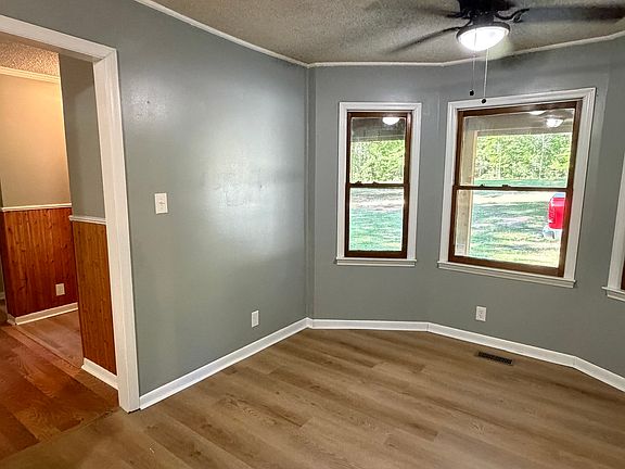 5th image of 221 Oak Valley Dr