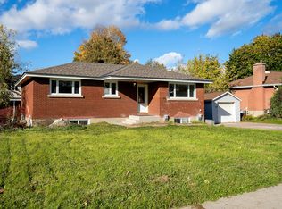 69 Meadowlands Dr W #A, Ottawa, ON K2G 2R7