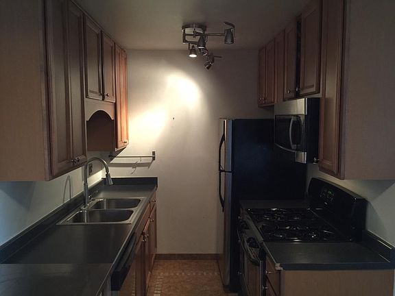 4th image of 525 N Jackson St APT 202