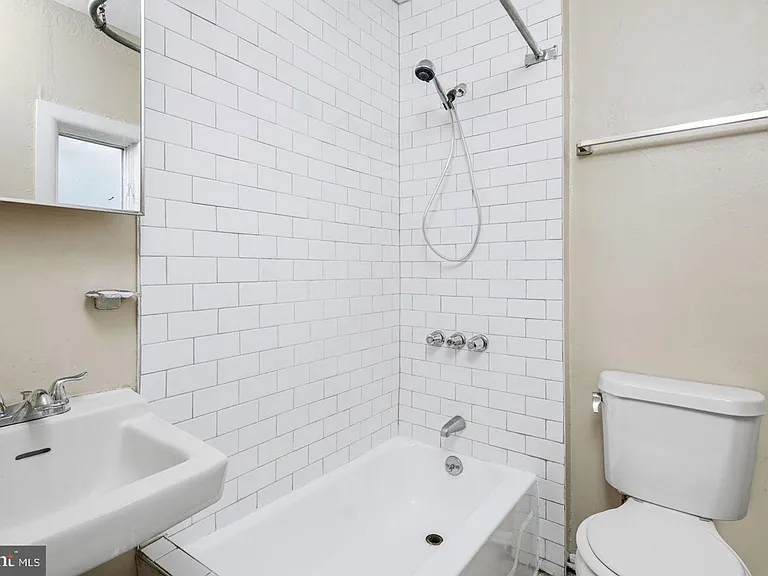 430 E Flora St — Photo 9