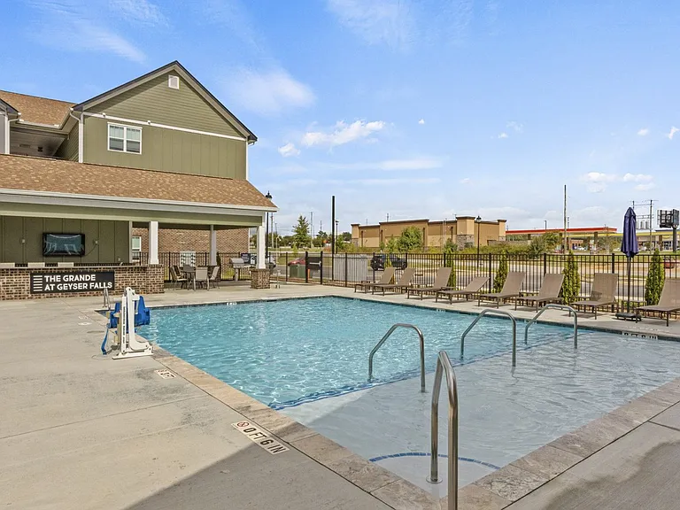 The Grande at Geyser Falls Luxury Apartments — Photo 24