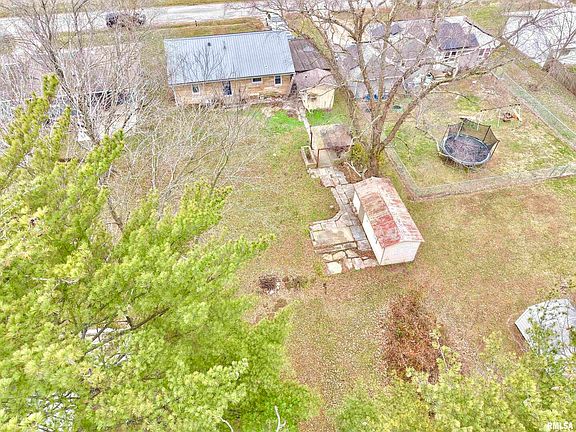 3rd image of 904 W Elm St