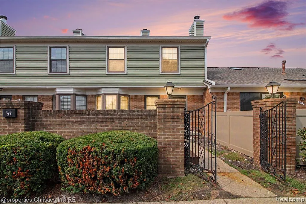 2 bed, 1.5 bath, 1375 sqft, $2,000 — Photo 1