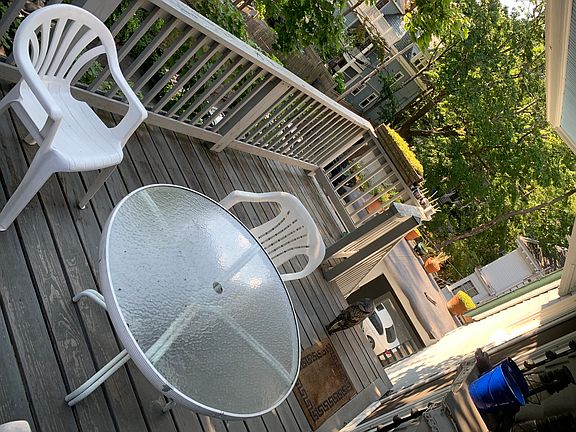 Amazin outdoor deck (room for grill if u have one)