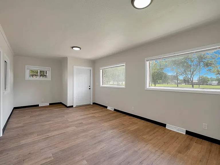 135 N McKenzie Ave — Photo 5