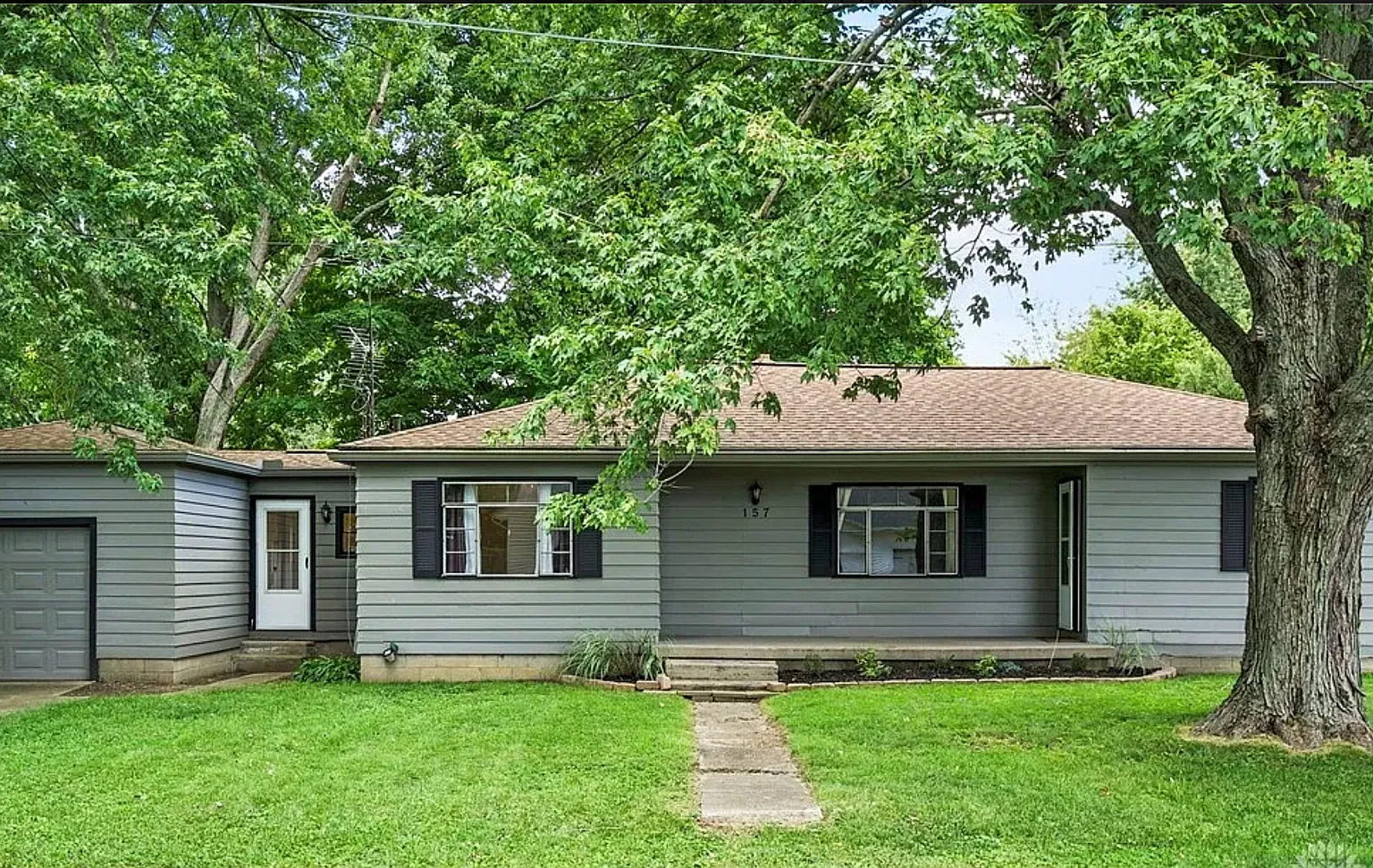 Charming 3 BR / 2 BA Single-Family Home in North Hampton Water Included! — Photo 1