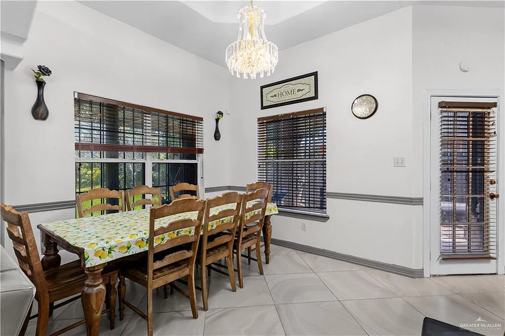 5 bed, 2.0 bath, 1985 sqft, $1,700 — Photo 2