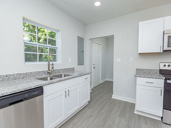 5th image of 403 Southampton St