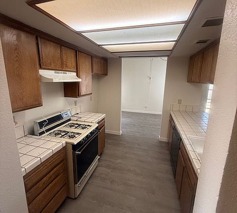 3rd image of 4646 Elwood Ave