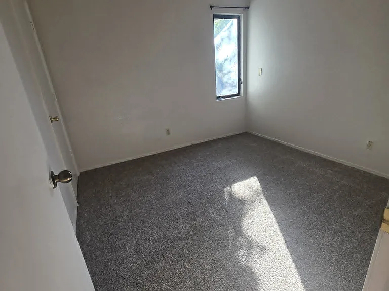 1120 Safford St — Photo 11