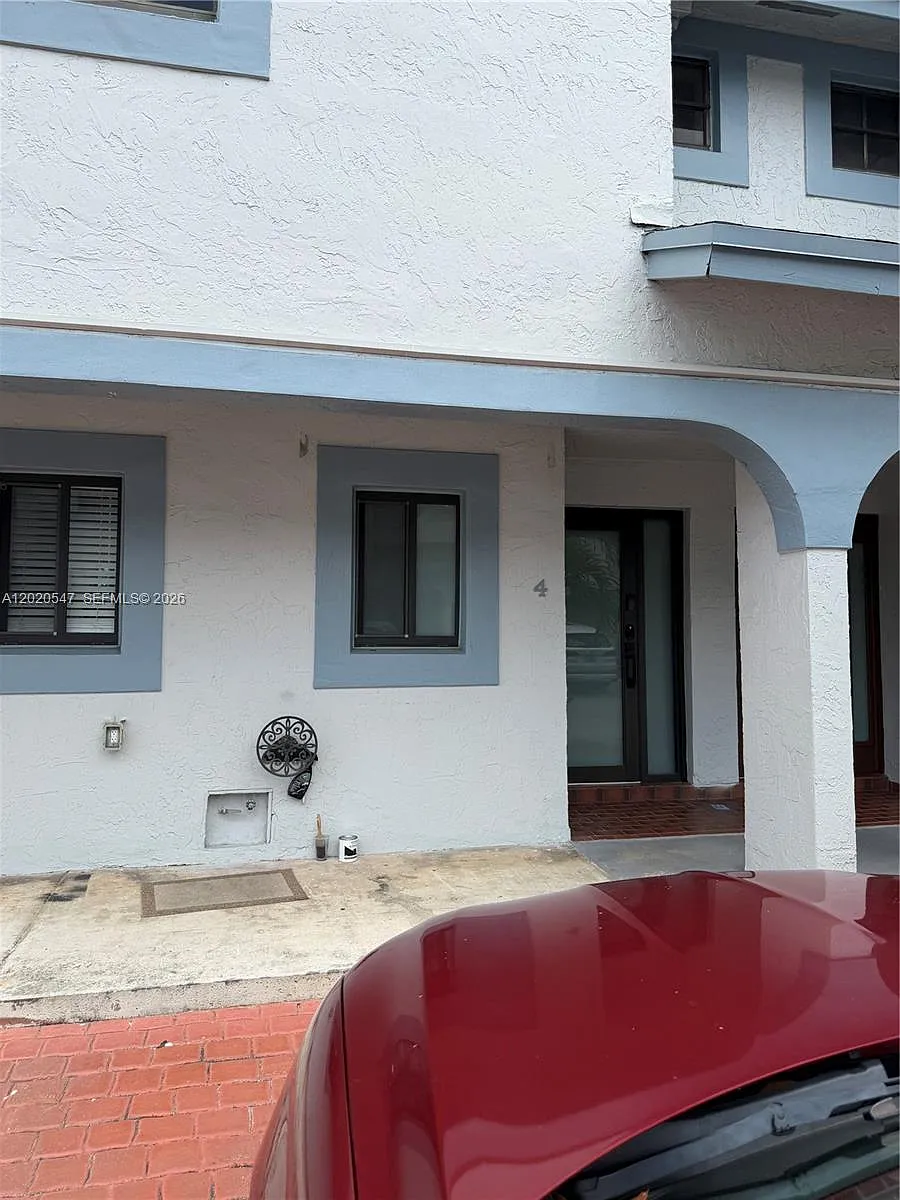 Building Photo - 11841 SW 18th St #4-21