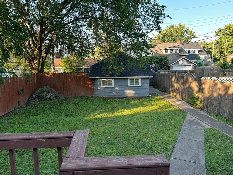 338 N Poplar St — Photo 8