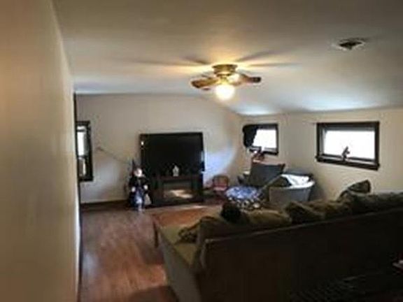 5th image of 126 Pleasant St