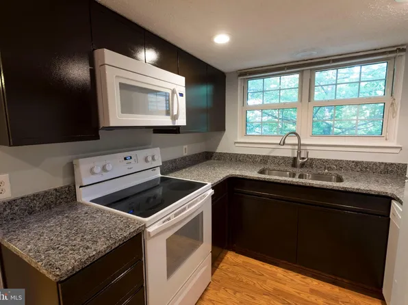 3901 Golf Tee Ct APT 202, Fairfax, VA 22033