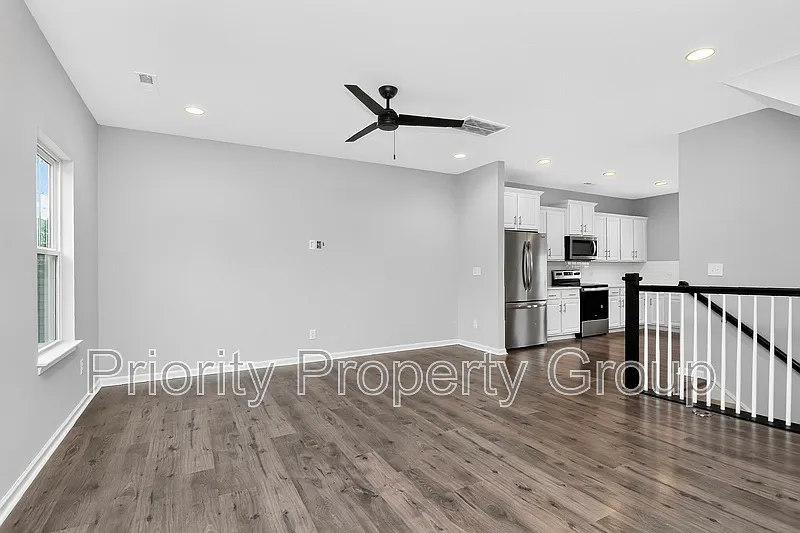 3 bed, 2.5 bath, 1392 sqft, $1,900 — Photo 3