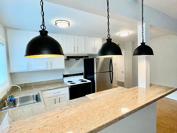 4th image of 328 Bee St #D