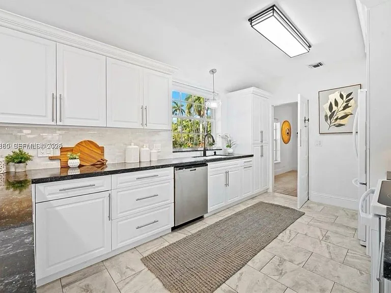 1056 Harrison St — Photo 11