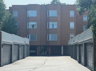 1635 N Milwaukee Ave APT 403, Libertyville, IL 60048