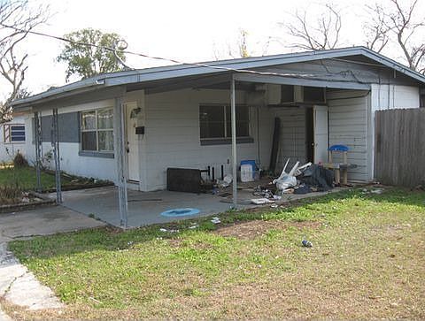 Front / Carport