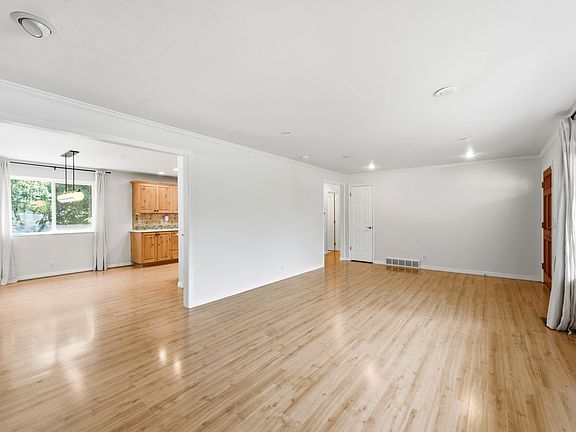 3rd image of 2480 E Eastbourne Dr