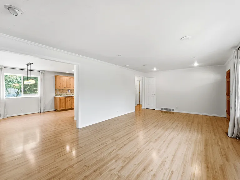 2480 Eastbourne Dr — Photo 3