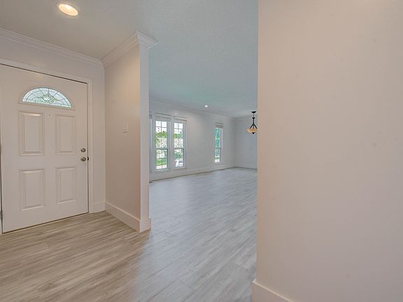 3rd image of 1532 Moorgate Dr