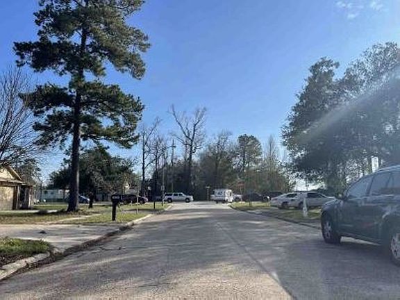 Exterior Neighborhood (street photo)