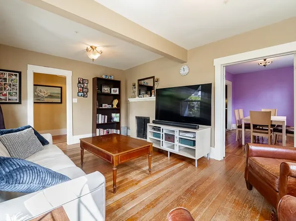 264 W Queens Rd N, Vancouver, BC V7N 2K5