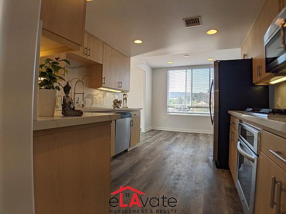 5th image of 5143 White Oak Ave Unit 404