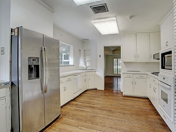 4th image of 5629 Longmont Dr