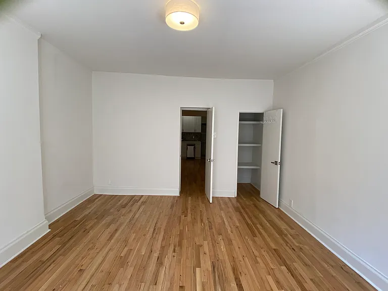 315 W 54th St #12 — Photo 4