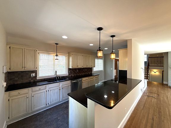 5th image of 2821 Sunset Dr