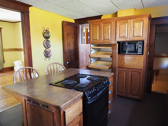 Kitchen - pull out drawers.