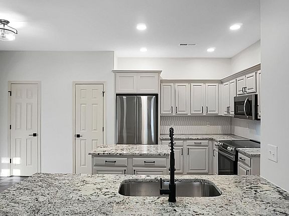 5th image of 207 Thomaston Ave