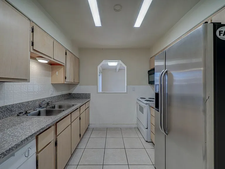 2133 W Morten Ave — Photo 8
