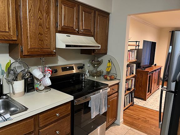 5th image of 32 Bouton St E