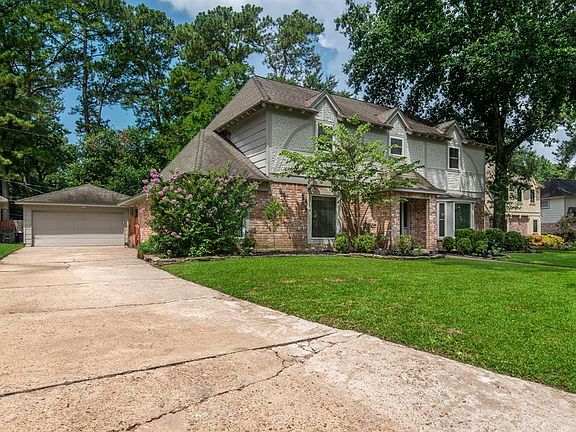 This traditional beauty boasts a lovely front elevation with lush landscape, tall trees and detached garage! Home is conveniently located near 1-45, shopping and The Woodlands!