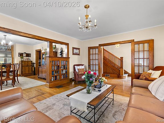 5th image of 183 W Saint Clair St S