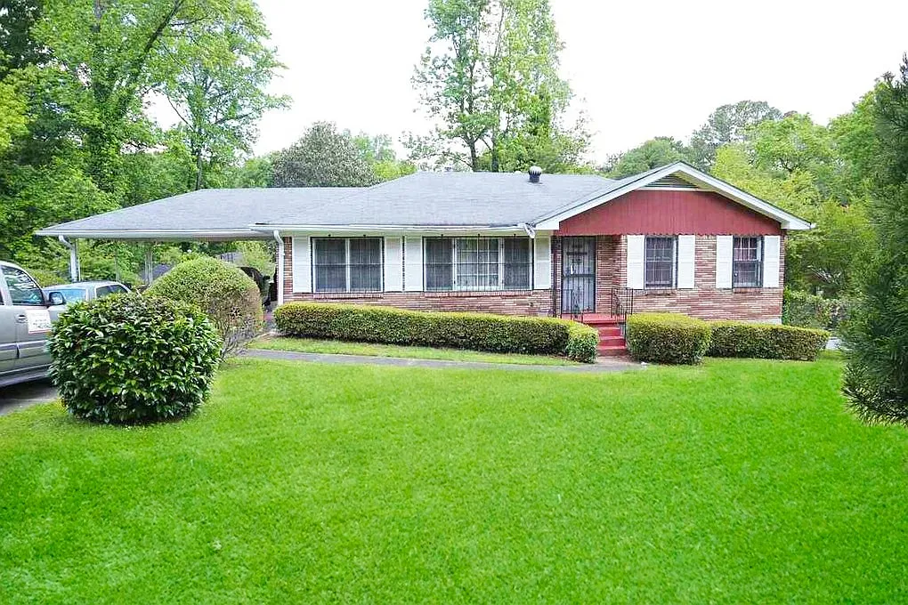 1940 Windsor Dr SW photo 1