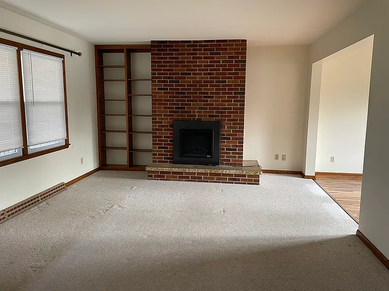 209 W Pierre Ln — Photo 3