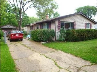 320 Delaware St, Carpentersville, IL 60110