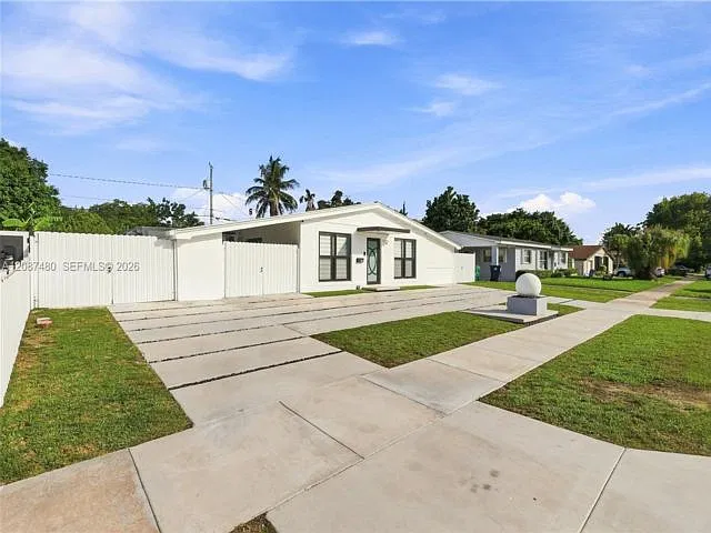 3 bed, 2.0 bath, 1232 sqft, $4,500 — Photo 2