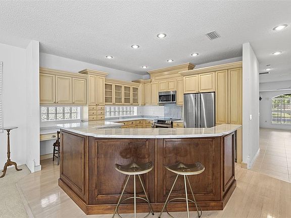 2nd image of 1003 Berkshire Ln
