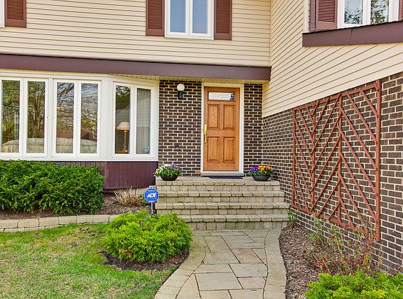 2nd image of 1320 Oxford Ct