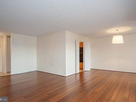 5th image of 205 Yoakum Pkwy Unit 908