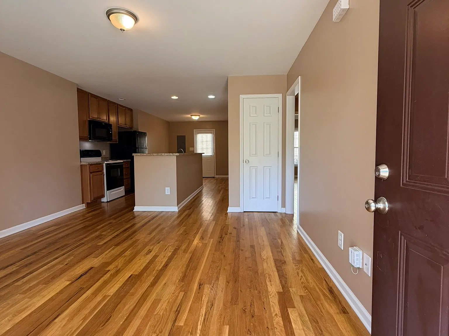 3 bed, 1300 sqft, $1,985 — Photo 4