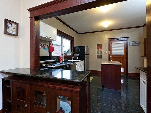 Granite and Stainless Steel Kitchen for chef inside of you!