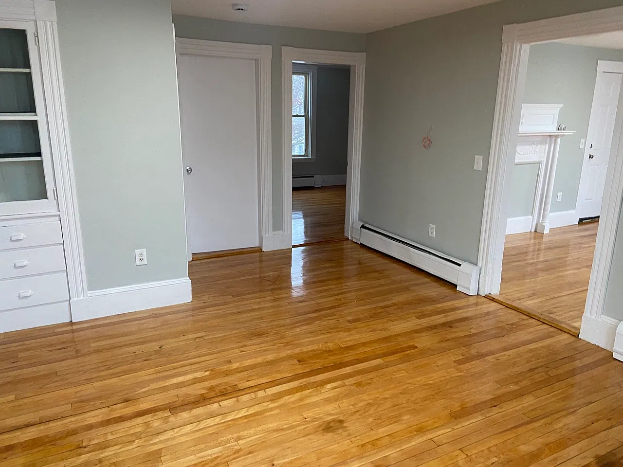 3 bed, 1000 sqft, $1,700 — Photo 2