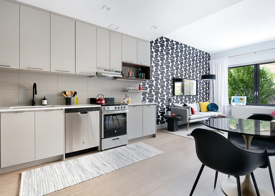 176 Woodward Ave #220