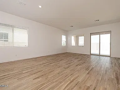 4 bed, 2215 sqft, $2,595 — Photo 4